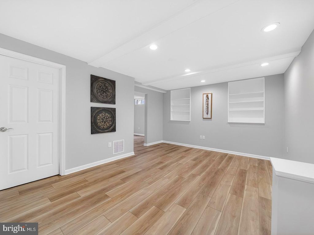 Image 32 of property listing at 18011 SILVER LEAF DR, Gaithersburg, MD 20877