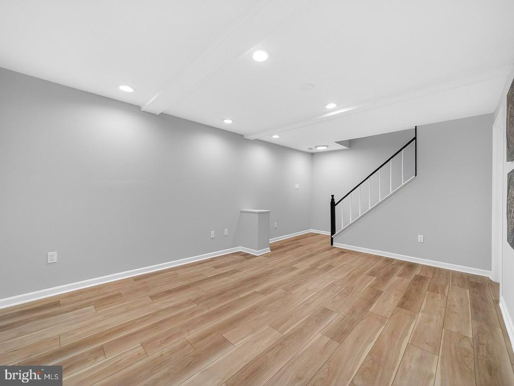 Image 34 of property listing at 18011 SILVER LEAF DR, Gaithersburg, MD 20877