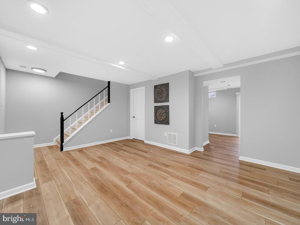 Image 35 of property listing at 18011 SILVER LEAF DR, Gaithersburg, MD 20877