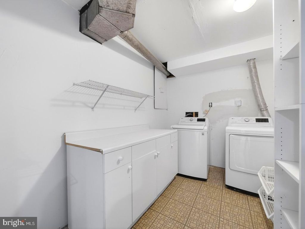 Image 36 of property listing at 18011 SILVER LEAF DR, Gaithersburg, MD 20877