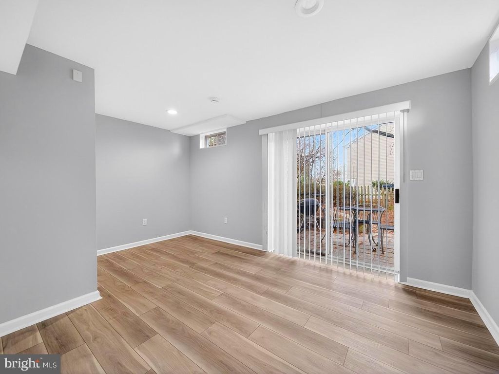 Image 37 of property listing at 18011 SILVER LEAF DR, Gaithersburg, MD 20877