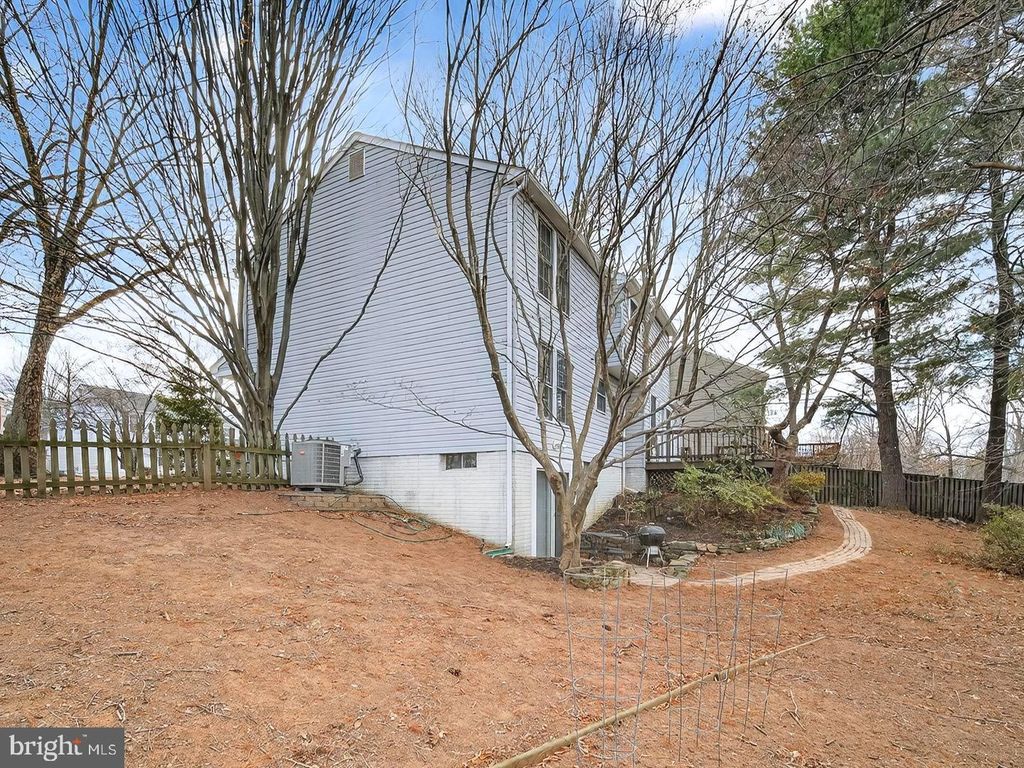 Image 41 of property listing at 18011 SILVER LEAF DR, Gaithersburg, MD 20877