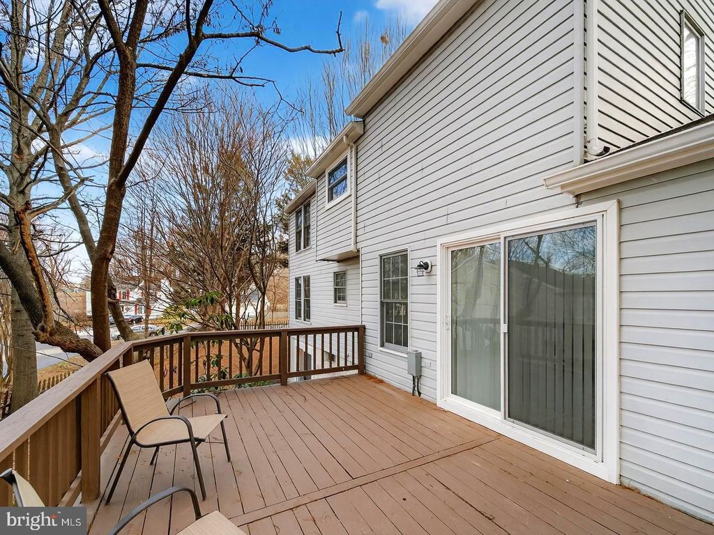 Image 42 of property listing at 18011 SILVER LEAF DR, Gaithersburg, MD 20877