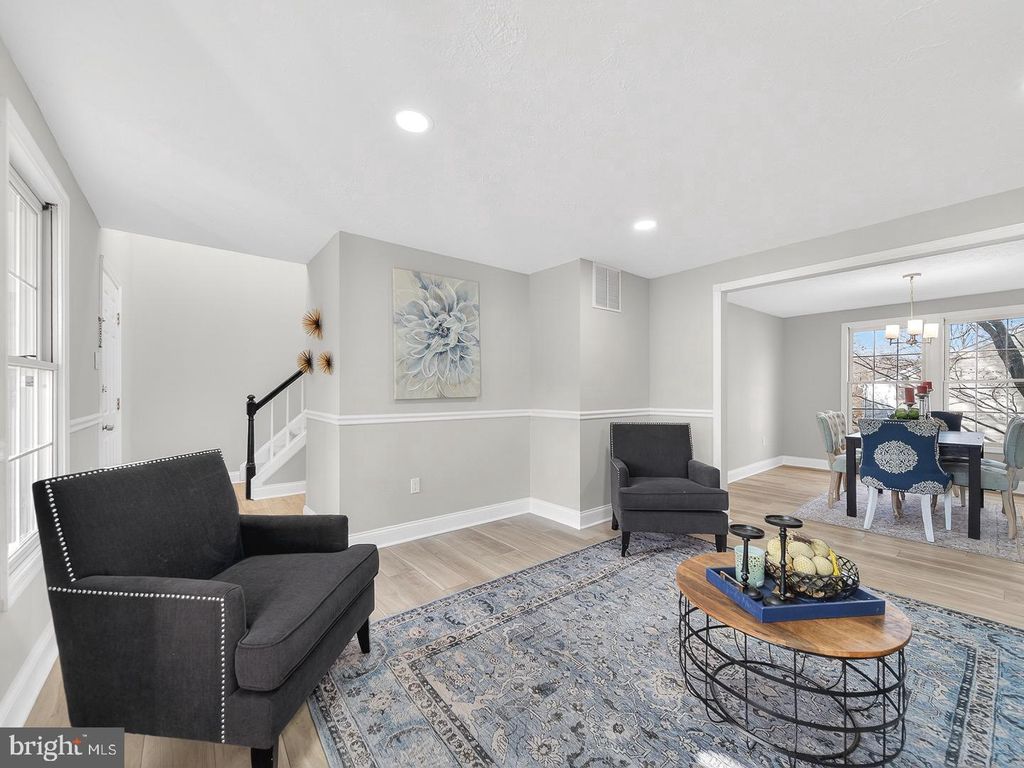 Image 4 of property listing at 18011 SILVER LEAF DR, Gaithersburg, MD 20877