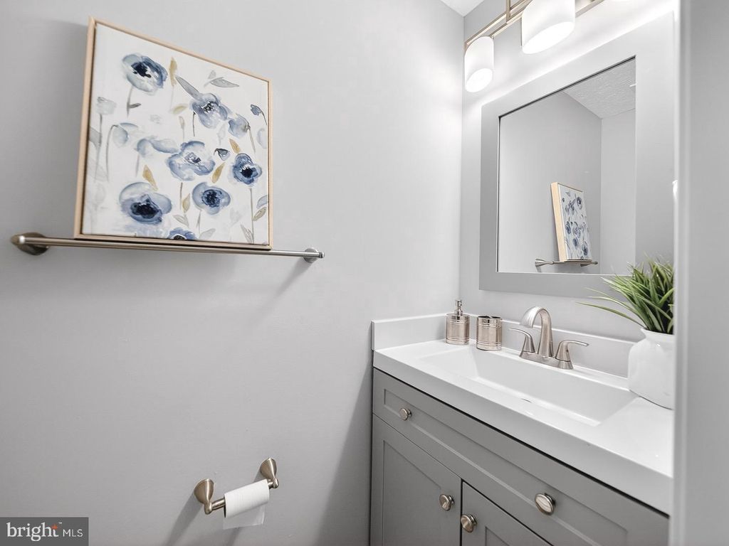 Image 5 of property listing at 18011 SILVER LEAF DR, Gaithersburg, MD 20877