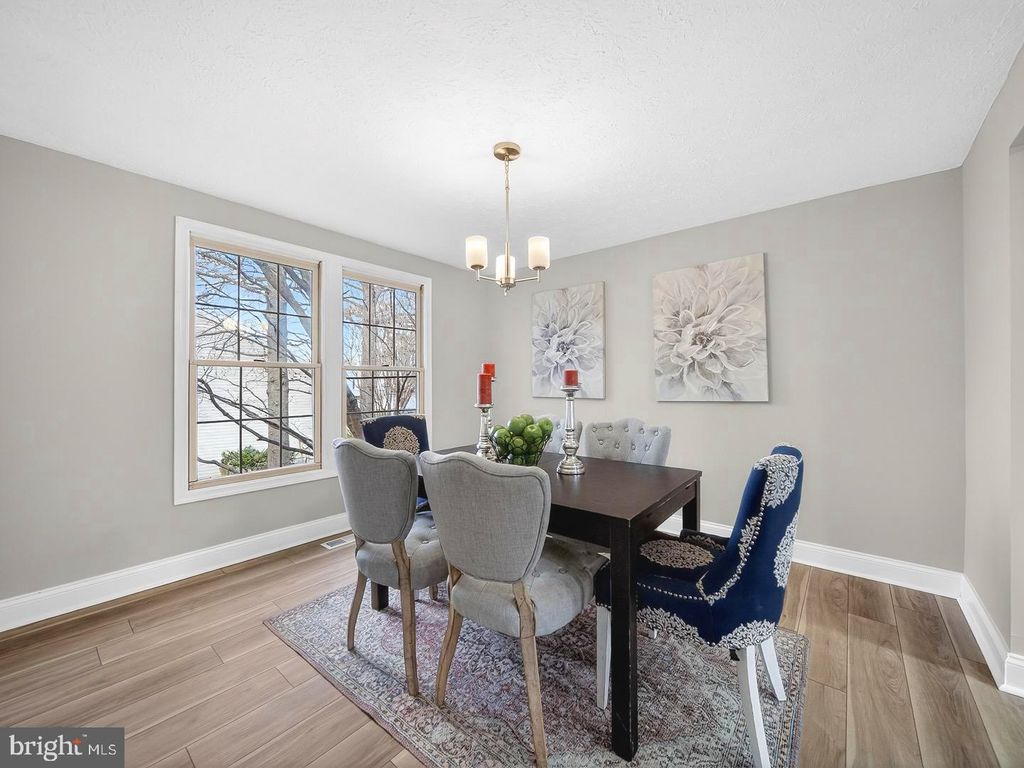 Image 6 of property listing at 18011 SILVER LEAF DR, Gaithersburg, MD 20877