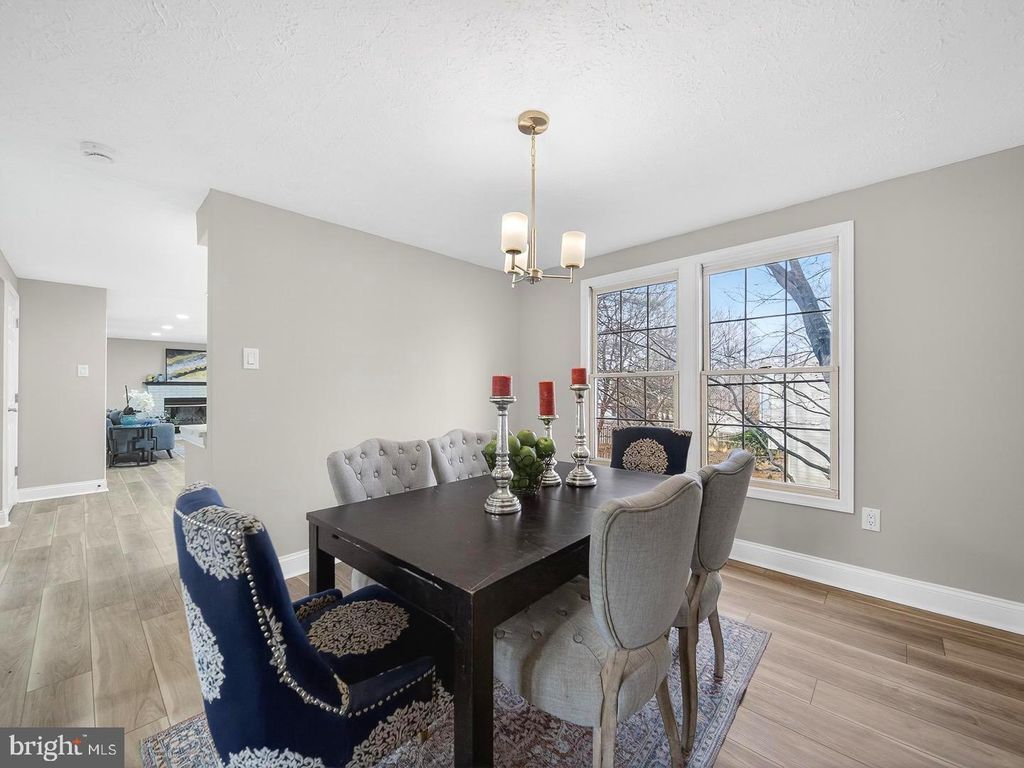 Image 7 of property listing at 18011 SILVER LEAF DR, Gaithersburg, MD 20877