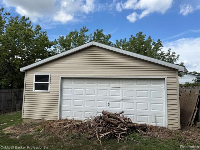 1389 Norton Street, Burton, MI 48529