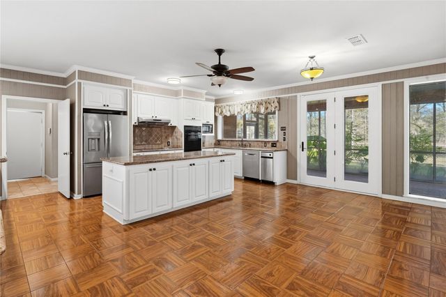 433 Mackhank Road, Boling, TX 77420