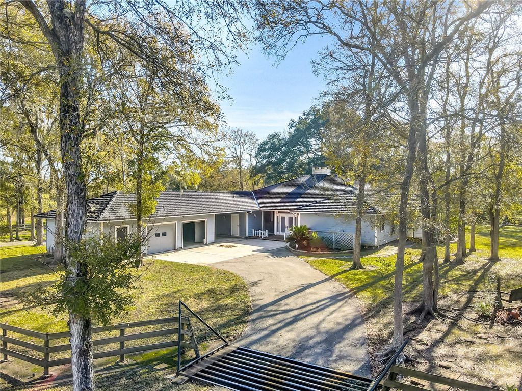 433 Mackhank Road, Boling, TX 77420