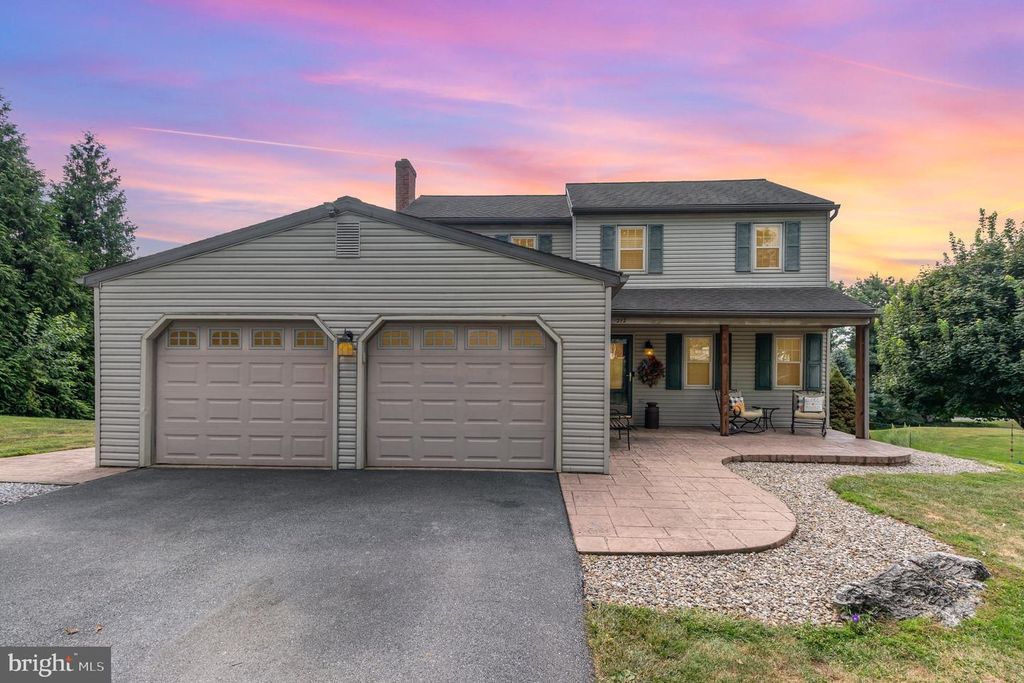 212 WEAVER DR, Lititz, PA 17543