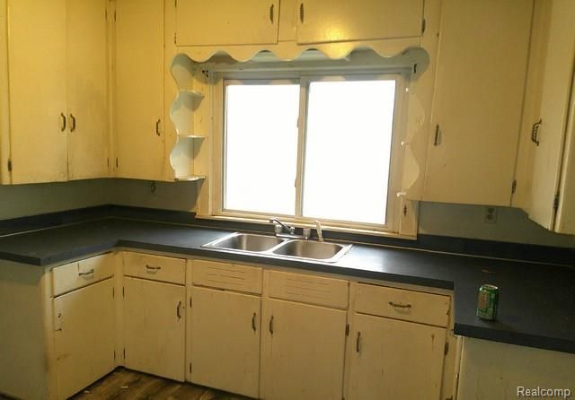 2054 E Parkwood Avenue, Burton, MI 48529