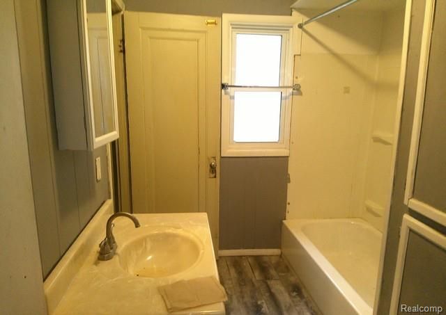 2054 E Parkwood Avenue, Burton, MI 48529