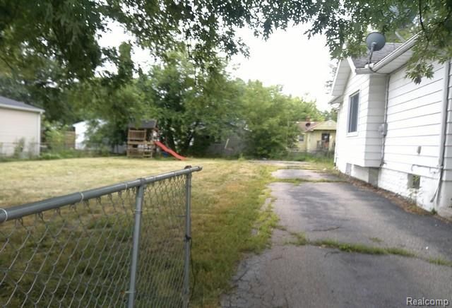 2054 E Parkwood Avenue, Burton, MI 48529
