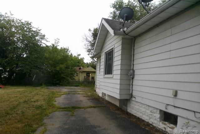 2054 E Parkwood Avenue, Burton, MI 48529