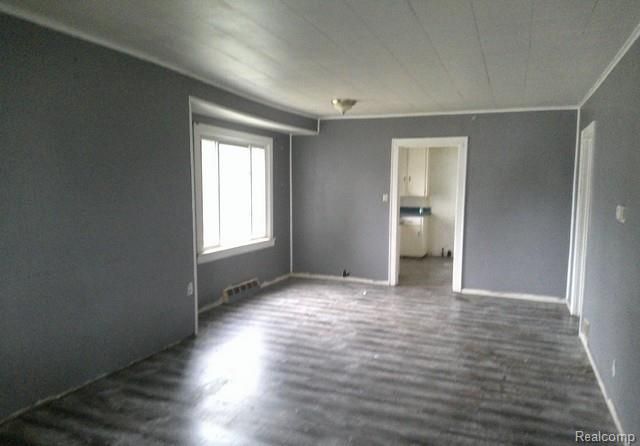 2054 E Parkwood Avenue, Burton, MI 48529