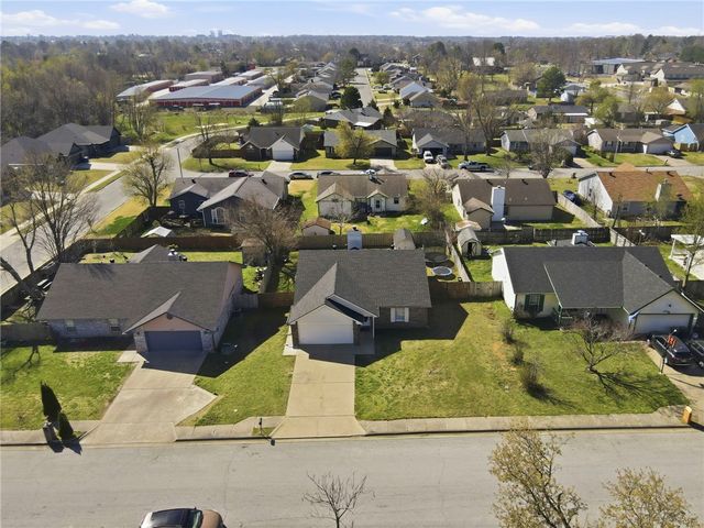 2702 W Margaret Street, Rogers, AR 72756