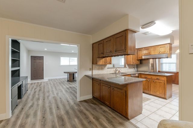 402 Fintona Way, Houston, TX 77015