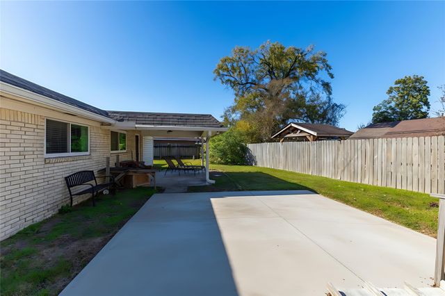 402 Fintona Way, Houston, TX 77015