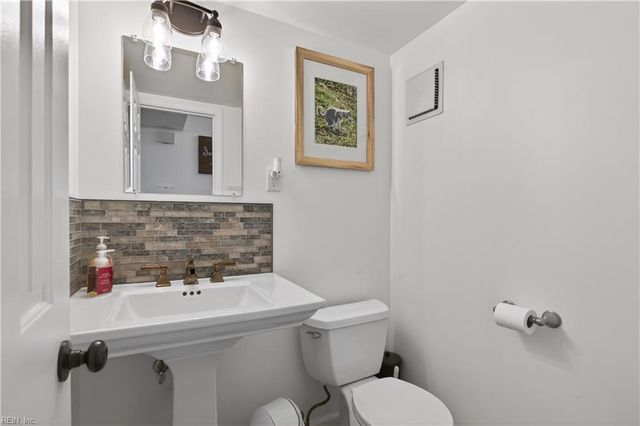 77 Dillwyn DR, Newport News, VA 23602