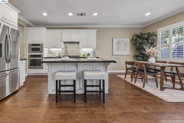 8320 New Park Ln, San Diego, CA 92127