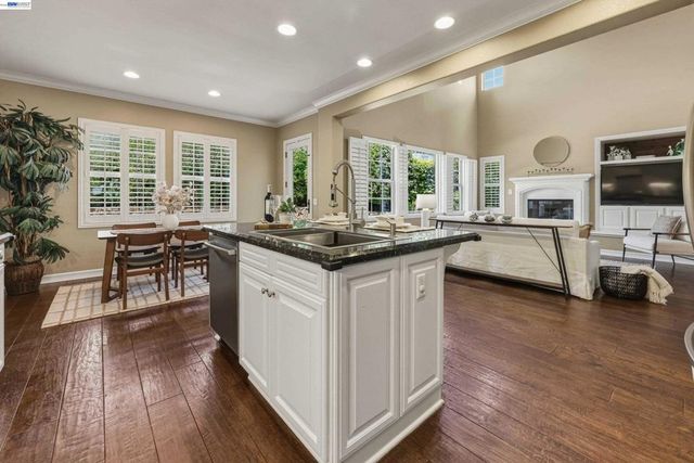 8320 New Park Ln, San Diego, CA 92127