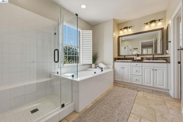 8320 New Park Ln, San Diego, CA 92127