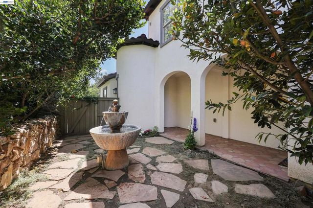 8320 New Park Ln, San Diego, CA 92127