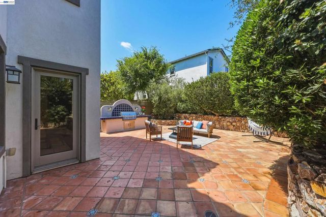 8320 New Park Ln, San Diego, CA 92127