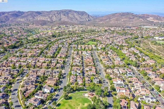 8320 New Park Ln, San Diego, CA 92127