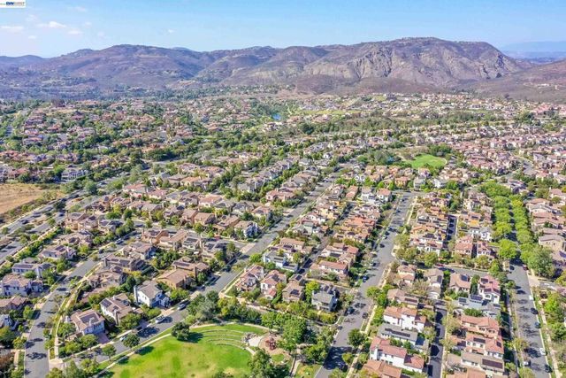8320 New Park Ln, San Diego, CA 92127