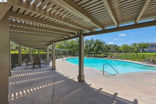 8320 New Park Ln, San Diego, CA 92127