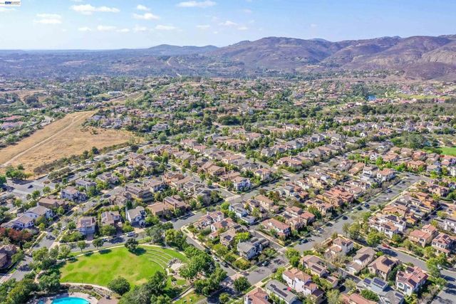 8320 New Park Ln, San Diego, CA 92127