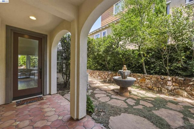 8320 New Park Ln, San Diego, CA 92127