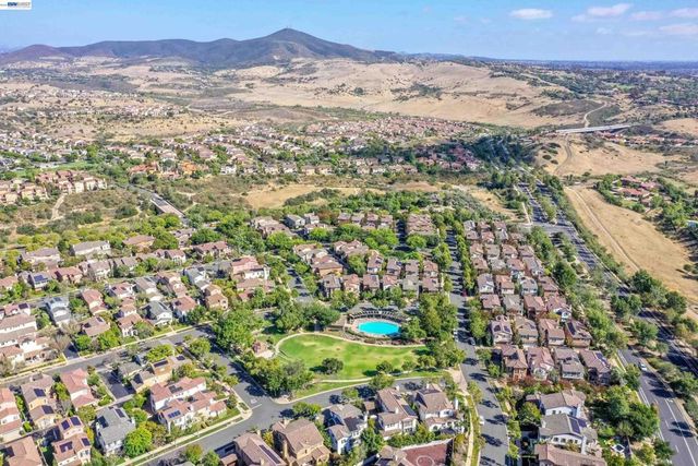8320 New Park Ln, San Diego, CA 92127