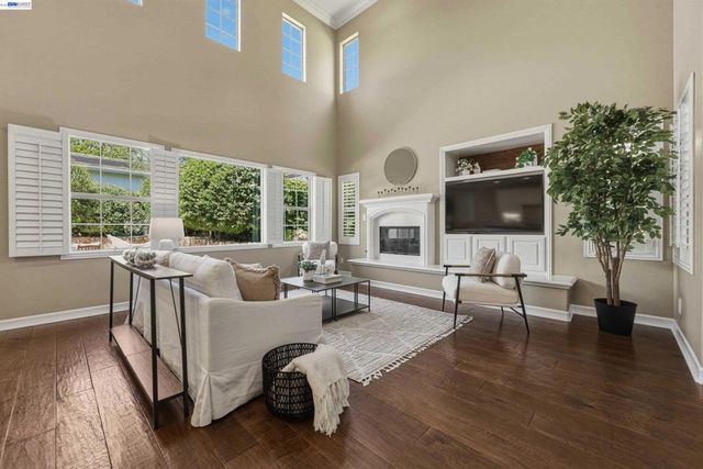 8320 New Park Ln, San Diego, CA 92127
