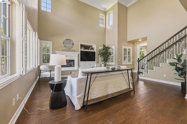 8320 New Park Ln, San Diego, CA 92127