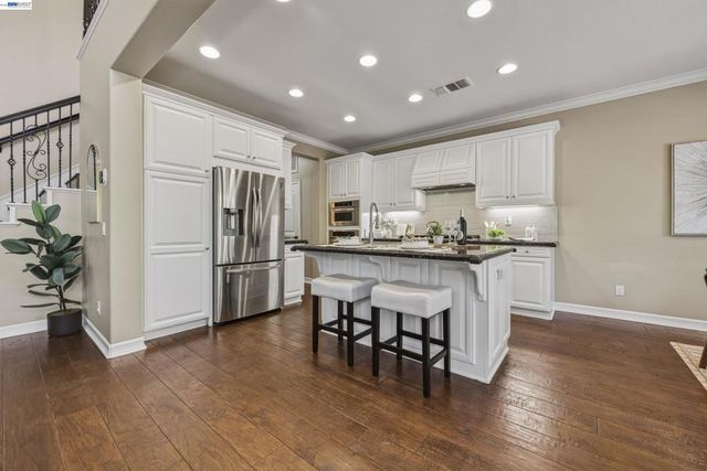 8320 New Park Ln, San Diego, CA 92127