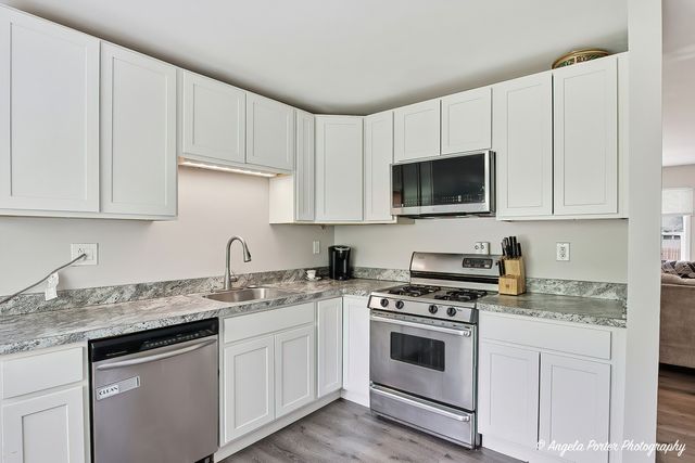 1904 JOANNA Avenue, Zion, IL 60099
