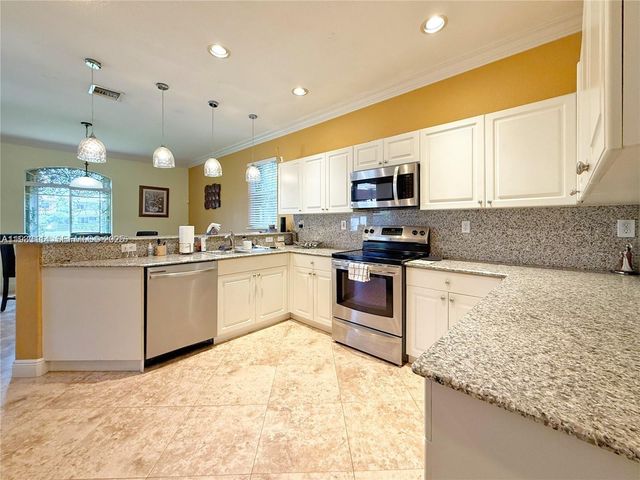 8934 SW 206th St, Cutler Bay, FL 33189