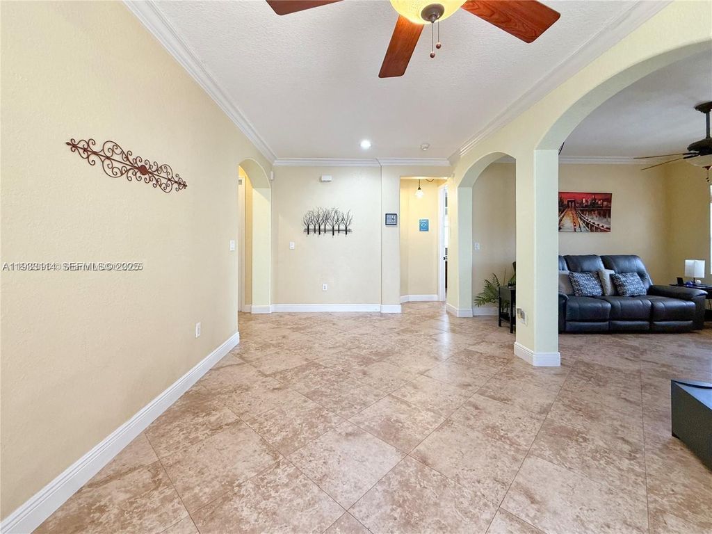Image 11 of property listing at 8934 SW 206th St, Cutler Bay, FL 33189