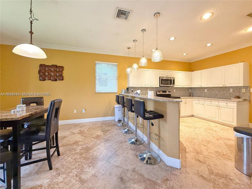 Image 21 of property listing at 8934 SW 206th St, Cutler Bay, FL 33189