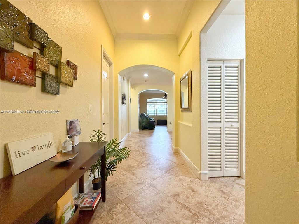 Image 4 of property listing at 8934 SW 206th St, Cutler Bay, FL 33189