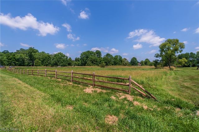 1807 Smith Kramer Street NE, Hartville, OH 44632