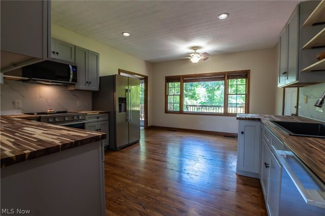 1807 Smith Kramer Street NE, Hartville, OH 44632