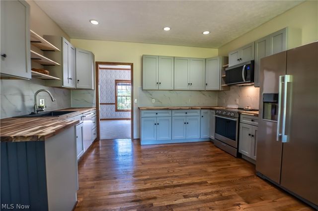 1807 Smith Kramer Street NE, Hartville, OH 44632