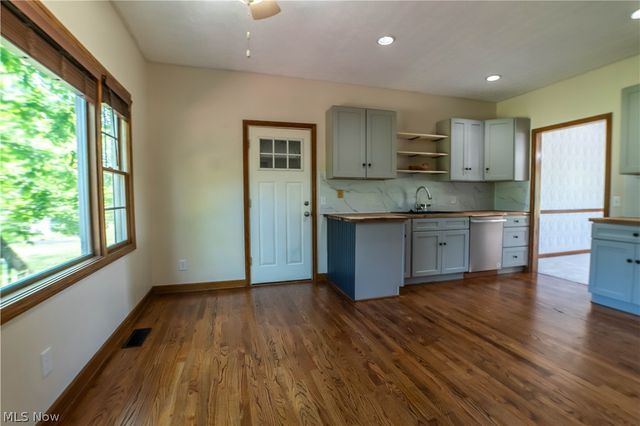 1807 Smith Kramer Street NE, Hartville, OH 44632