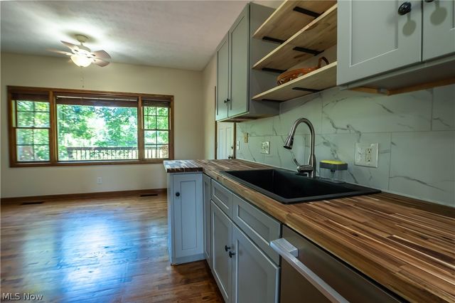 1807 Smith Kramer Street NE, Hartville, OH 44632