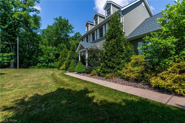 1807 Smith Kramer Street NE, Hartville, OH 44632