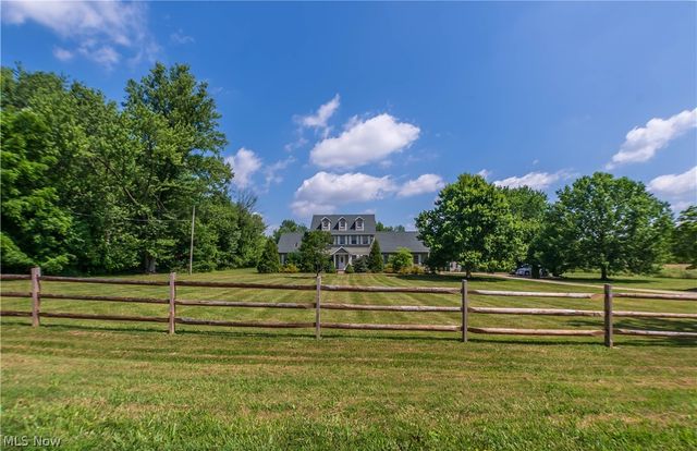 1807 Smith Kramer Street NE, Hartville, OH 44632